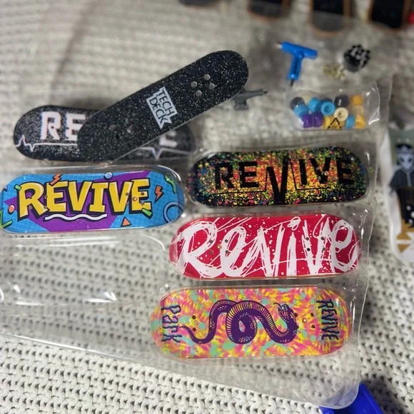 TECH DECK DUDES ACTION FIGURES & SKATEBOARDS & Skate Deck/ramp 32 Decks 22 Dudes